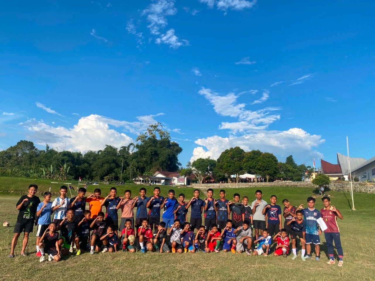 Kebersamaan SSB Raya United Bersama Coach dan Mahasiswa Peneliti UNIMED